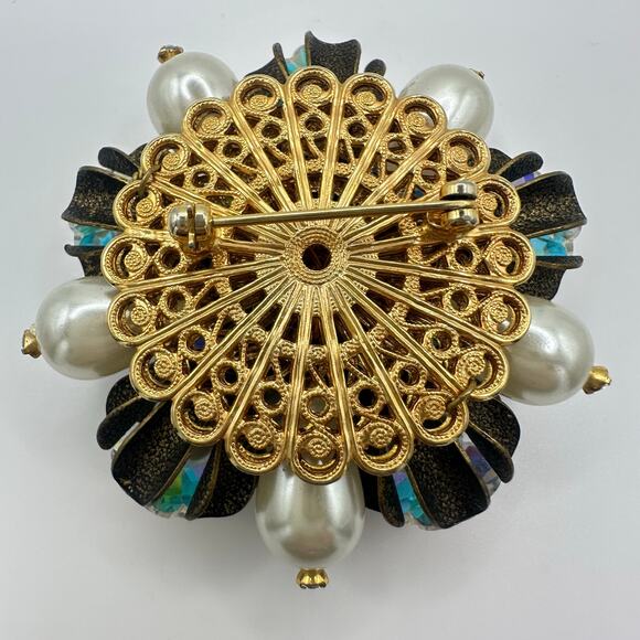 Unsigned Schiaparelli gold tone aurora borealis AB margarita faux pearls brooch - Picture 7 of 9